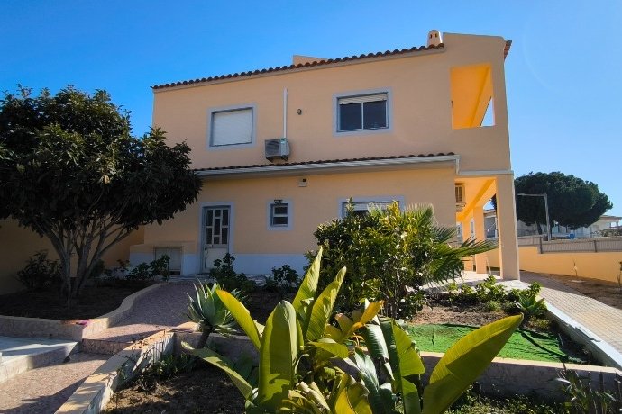 Cordeiro first floor detached house 800m to the beach AC