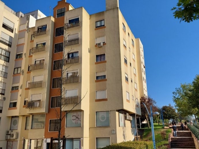 LisbonAmadora two bedroom 1200m to the Metro